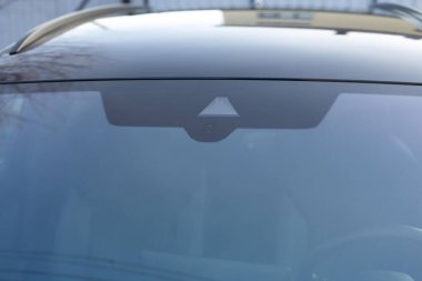 Arabanın ön camında yağmur ve ışık sensörü var. Modern sürücü yardımına yakından bakın. Araç Sistemi İstihbaratı - Çevre Görünümü 360 Derece Kuş Gözü Görünümü, Hat Yardımı, Ön Kamera.