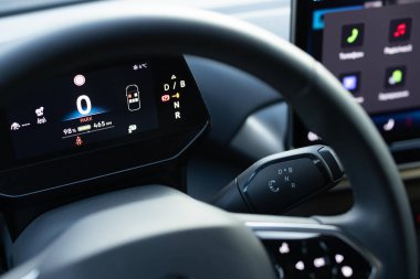 Elektrikli araba vites kutusu kontrolü. Minimalist elektrikli araba konseptinin tasarım detayları. Otomatik şanzıman ve vites kolunun detaylarını kapat. Otomatik vites kolu ve vites kolu.