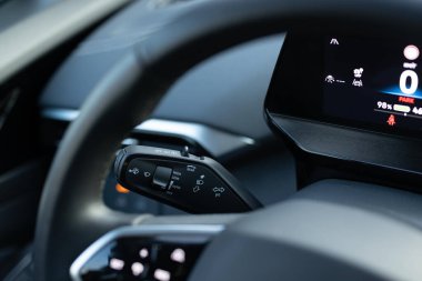 Ön cam silecekli düğmeleri olan, sinyali çeviren ve arabada çamaşır yıkayan. Dönüş sinyalinin ayrıntıları, modern arabadaki far kontrolörü. Çoklu Fonksiyon Konsol Kontrolü Elektrikli araba düğmesi