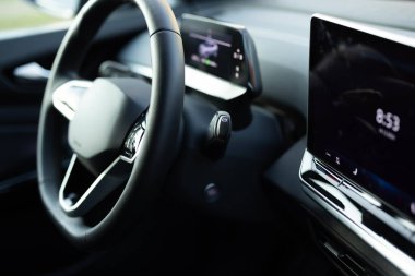 Prestijli modern araba. Arabanın içinde deri koltuklar, direksiyon, pencereler, konsol, vites kolu, elektrik düğmeleri, dijital hız göstergesi var. Lüks araba iç mekanı. Araba temizleme serisi.