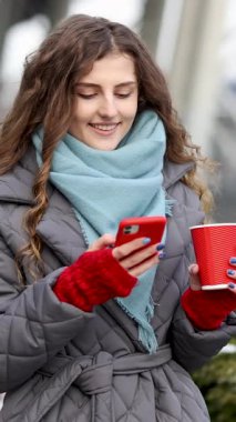 Genç Kız 'ın dikey videosu 