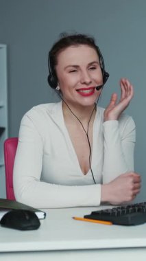 Çağrı Merkezi operatörünün dikey format videosu aptalca sorular soran insanlarla konuşmaktan bıktı. Müşteri hizmetleri temsilcisi. Genç bayan işçi çağrı merkezinde verimli bir şekilde çalışıyor.