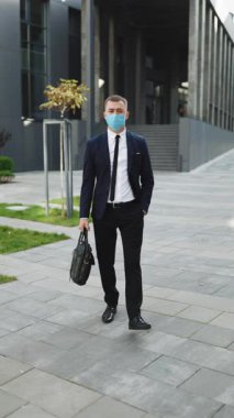 Portre İşletmecisinin Koruyucu Yüz Maskesi Altındaki Dikey Görüntü Kamerası COVID-19 Coronavirus Enfeksiyonuna Bakınız. Yüz maskesi Covid-19. Salgın Koronavirüs Mers. İnsan Maskesi 2019-ncov.