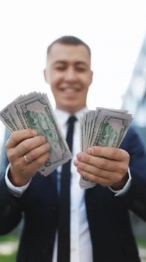 Dikey Format Video: Yakışıklı Zengin Adam Şık Takım Elbise Giyiyor Para Sayıyor Cadde 'deki Ofis Binasında Duruyor.