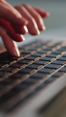 Kapatma kodlaması, Kadın elleri html kodlama ve programlama ekranda, geliştirme ağında, geliştirici. Dikey Ekran Yönelimli Video Görüntüsü