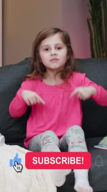 Kadın vlogger 'ın dikey Format Videosu çevrimiçi izleyicilerden kanalını beğenmelerini ve üye olmalarını istiyor.