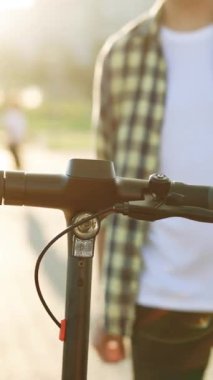 Hippi 'nin dikey videosu kiralık elektrikli scooter NFC kontaksız bisiklet dolabını otoparkta, turist telefonu uygulamasında alıyor. Şehirdeki iş eko ulaşımı paylaşımı.