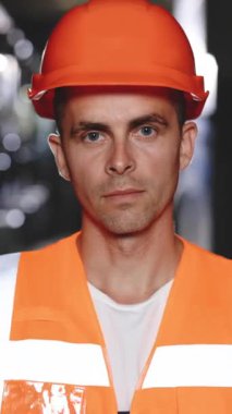 Elektrik istasyonunda çalışan bir mühendisin ya da işçinin dikey videosu. Güç motorlu makine dolapları kontrol ya da sunucu odasında, sanayi fabrikasındaki operatör istasyonu ağında.