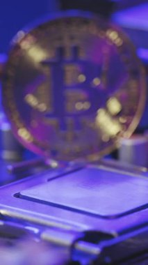 Madencilik ve ticaretin dikey videosu. Ana kartta Bitcoin BTC ve işlemci var. Altın bitcoin kripto para birimi, basit kripto para birimi dijital elektronik varlık piyasa takası, nakitsiz ticaret.