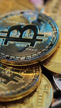 Şifreleme para birimi Altın Bitcoin 'in dikey format videosu - BTC - Bit Coin. Ana kartta bitcoin var. Altın Bitcoinler. Yeni sanal para. Madencilik Altın Bitcoinler.