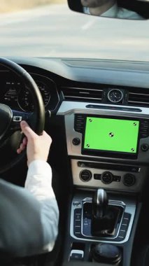 Animasyon için dikey video. Siber uzay teknolojisi. Yeşil ekran model gösterge paneli servis menüsü uygulaması olan nano otomobil kullanan adam. Otomobil kablosuz internet bağlantısı.