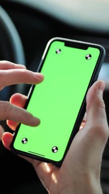 Modern Green Mock-up Smartphone 'un dikey format videosu kullanıyor. Hareketler yapan kişi: tokatlamak, dokunmak, itmek, kaydırmak. Kolay Kullanım için Hareket İzleme Noktaları ile Krom Anahtar