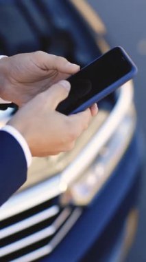 Adamın dikey videosu, arabası bozulduğunda yardım istemek için telefonu kullanıyor. Üzgün işadamı yolda kalıyor, akıllı telefonu kullanarak tahliye ediciyi arıyor. Trafik kazası..