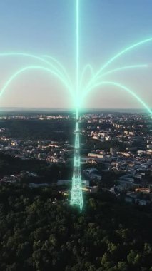 Smart City Hologram Bilgi Armaları Ağ İletişimi sırasında dikey video görüntüsü. 5g Web İletişim Sinyali Aktar. Yapay Zeka. Uydulardan İnternet Bağlantısı.