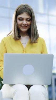 Odaklanmış Avrupalı iş kadını girişimcinin bilgisayarla bilgisayar kursuna yazıldığı dikey video, gülümseyen genç kız ofis dışında uzaktan çalışıyor bilgisayar aygıtı kullanarak bankta oturuyor