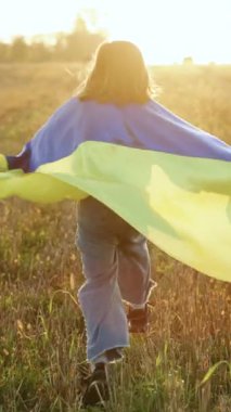 Ukraynalı küçük bir kızın Ukraynalı vatansever bir çocuğun dikey videosu Ukrayna 'nın ulusal bayrağıyla siyasi konumunu gösteriyor. Ukrayna 'daki savaşı durdurun. Destek, Ukrayna 'nın yanında dur, Kaydet, Yardım, Ukrayna için Dua Et.