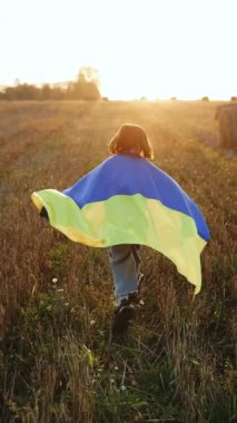 Ukraynalı küçük bir kızın Ukraynalı vatansever bir çocuğun dikey videosu Ukrayna 'nın ulusal bayrağıyla siyasi konumunu gösteriyor. Ukrayna 'daki savaşı durdurun. Destek, Ukrayna 'nın yanında dur, Kaydet, Yardım, Ukrayna için Dua Et.