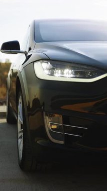 Araba Önü Tam Önlü Matrice Light 'ın Dikey Format Videosu. Sürekli yanıp sönen modern uyarlanabilir araba farları yanıp sönüyor. Lüks arabanın ışıklarını açtı. Otomobil Yanıcı Işık.