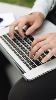 İşadamı 'nın dikey videosu bir internet tarayıcısında e-posta ve sörf yapmak için dizüstü bilgisayarda çalışıyor. Eller dokunarak bulut veri sosyal ağ ortamını işaret ediyor. dizüstü bilgisayar klavyesi