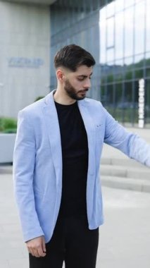 Smartwatch Bildiriminde İşadamı Kaydırma Dikey Biçim Videosu. Sakallı Adam Akıllı Saat Takılabilir Bileklik Cihazı kullanıyor. Dokunmatik Ekran Giyilebilir Teknoloji Akıllı Grup.