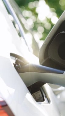 Elektronik aracın dikey format videosu EV modern otomobili şarj ediyor. Ekoloji alternatif enerjisini geleceğin sürdürülebilir enerjisinden koru. Elektrikli araba şarj portu.