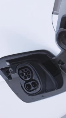Tip 2 CCS prizinin dikey videosu elektrikli araçta. DC - EV vagonunda tip 2 EV şarj edicisi. Hızlı şarj eden soket tip 2 kombinasyon elektrikli araba. Çevre dostu alternatif enerji