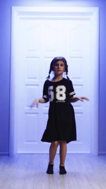 Genç kız tiktoker 'ın dikey format videosu akıllı telefon kamerasıyla dans videosu oluşturdu. Sosyal medya hesabı için son moda dans hareketlerini kaydeden kız. Videoyu sosyal medya uygulamasına paylaşmak için.