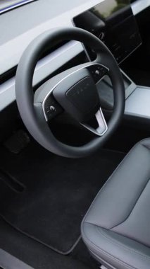 Düşey Direksiyon Videosu, Tesla elektrikli araba modeli 3 iç mekan, Highland ışık şeridi, kokpit modern EV teknolojileri araba üretimi, çevre dostu motorlar. Lviv, Ukrayna - 23 Mart 2024