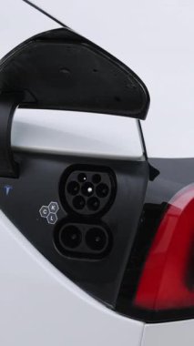 Yeni Tesla Model 3 'ün dikey video yükleme portunun elektrikli otomobili. Elektrikli aracın 2. tip CCS prizi. Hızlı şarj eden soket tip 2 kombinasyon elektrikli araba. Lviv, Ukrayna - 23 Mart 2024