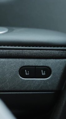 Ayarlar ve sürücü koltuğunun hafızası için düşey kontrol düğmeleri, elektrikli cam açılması, yeni lüks elektrikli arabanın içindeki kapı kolu. Sürücü koltuğu ayarlama düğmeleri.