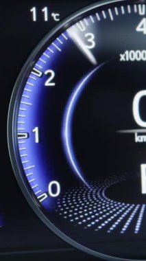 Araba takometresi motorunun dikey görüntüsü kırmızı çizgide hız titreşimine işaret ediyor. Performans Yarışı Araba Kontrol Paneli. Tachometer Gösteri Performansı. Gösterge paneli arabada. Araba taksimetresi.