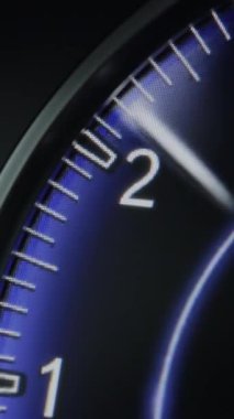 Performans Yarışları Araba Kontrol Paneli 'nin dikey videosu. Tachometer Gösteri Performansı. Gösterge paneli arabada. Araba taktiği motorunun devirli iğnesi kırmızı çizgide hız titreşimini gösteriyor. Araba taksimetresi.