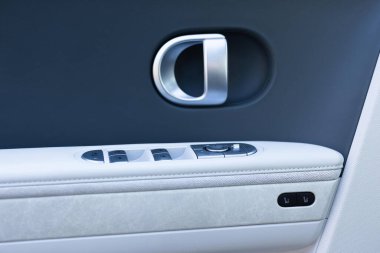 Ayarlar ve sürücü koltuğunun hafızası için kontrol düğmeleri, elektrikli cam açılması, yeni lüks elektrikli arabanın içindeki kapı kolu. Sürücü koltuğu ayarlama düğmeleri.