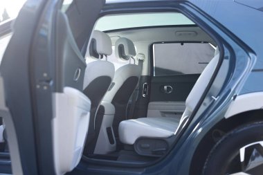 Arabanın tavanında kapak var. Arabada panoramik cam güneş çatısı var. İçeriden gökyüzüne kadar temiz cam ve manzara. Renkli camlı duble sunroof kapağı. Modern lüks elektrikli arabanın arka deri koltukları..