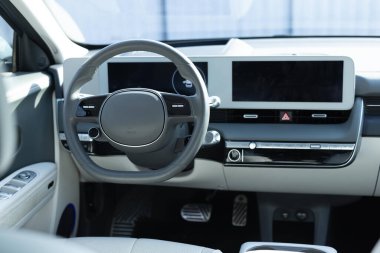 Elektrikli araba iç konforu. Prestijli modern araba. Deri koltuklar, gösterge paneli ve direksiyon. Özel dekorasyonlu kokpit.