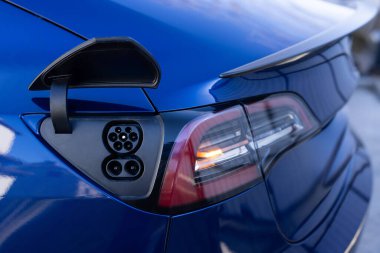 Elektrikli aracın 2. tip CCS prizi. DC - EV vagonunda tip 2 EV şarj edicisi. Hızlı şarj eden soket tip 2 kombinasyon elektrikli araba. Çevre dostu alternatif enerji yeşil çevre kavramı