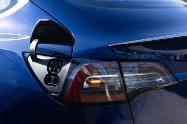 Hızlı şarj eden soket tip 2 kombinasyon elektrikli araba. Elektrikli aracın 2. tip CCS prizi. DC - EV vagonunda tip 2 EV şarj edicisi. Çevre dostu alternatif enerji yeşil çevre kavramı
