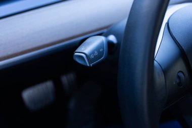 Dönüş sinyalinin ayrıntıları, modern arabadaki far kontrolörü. Çok fonksiyonlu far konsolu kontrol düğmesi elektrikli araba düğmesi. Düğmeli ön cam sileceği, sinyal açma ve arabada yıkama.