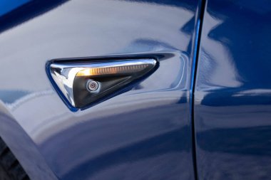 Lviv, Ukrayna - 17 Nisan 2025: Otomatik çalışan Tesla Model 3 performanslı otomatik pilot. Ultrasonik sensörler, kameralar ve radar. Yapay zeka teknolojisi bir arabanın kendi kendine park etmesine yardımcı olur..
