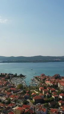 Karadağ 'ın Tivat kentinde gündoğumunun dikey format videosu. Porto Karadağ 'ın deniz kıyısındaki Kotor Körfezi' nde yaşayan lüks. Liman limanı Porto Karadağ, limanda demirli lüks yatlar.