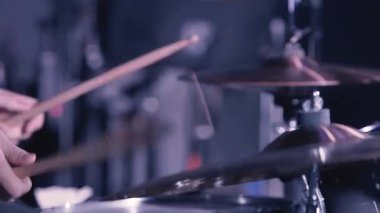 Davulcu Davul Çalıyor. Drummer Hand Silhouette With Drumstick. Sahnede Rock Grubu Sahnesi