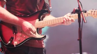 Elektro gitar çalmak adam. Yavaş hareket enstrüman erkek Orkestrası