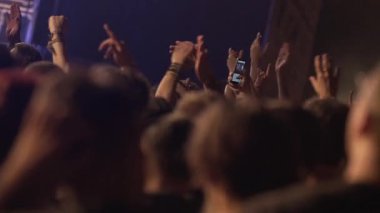 bir rock konserinde parti kalabalık görüntüleri
