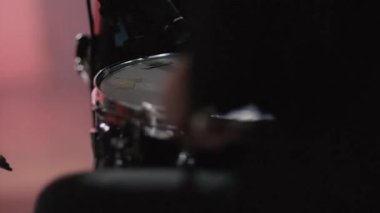 Davulcu Davul Çalıyor. Drummer Hand Silhouette With Drumstick. Sahnede Rock Grubu Sahnesi