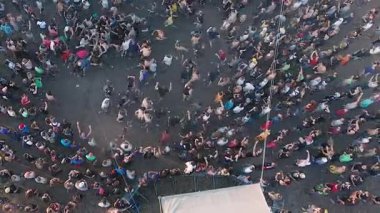 Festivaldeki birçok kişi eğleniyor.