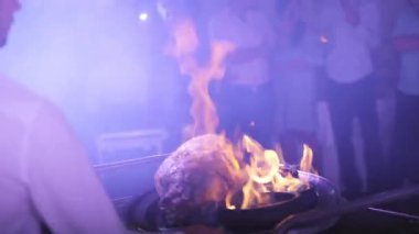 Ateşte Et Pişirme. Şef Eti İzleyicilere Pişirir