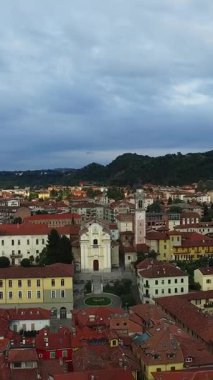 Lago Maggiore ve Borromean Adaları 'nın hava görüntüsünün dikey format videosu. Arona, İtalya Dağlar ve Maggiore Gölü ile çevrili güzel bir şehir.