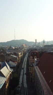 Ukrayna, Lviv 'in şehir merkezinin dikey videosu. Orijinal Lviv silueti, çeşitli kilise katedrallerinin çatıları ve kuleleri, Avrupa mimarisi. Tarihi merkezdeki belediye binası..