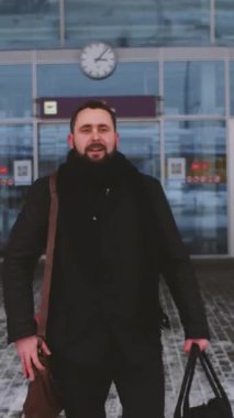 Yolcu havaalanının dikey videosu. Erkek gezgin kontrol edildi. Adam uçup gidiyor. Yeni şehri ziyaret ediyor. Turist adam dünyayı gezer. Uçağa binen kişi. Tren istasyonu geldi. Hippi sırt çantası.