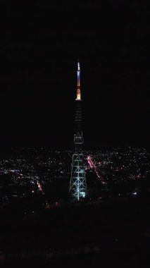 Lvov Kulesi 'nin üzerinde aydınlanan dikey Hava Biçimli Videosu gece medya silueti iletişim ve gözlem platformu Ukrayna' yı oluşturdu.